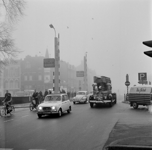 125615 Afbeelding van het verkeer op de Catharijnebrug te Utrecht, tijdens mist, gezien vanaf het Vredenburg.